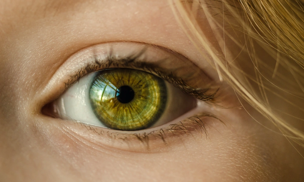 © Skitterphoto / Pixabay Das Auge einer Frau mit grüner Iris.